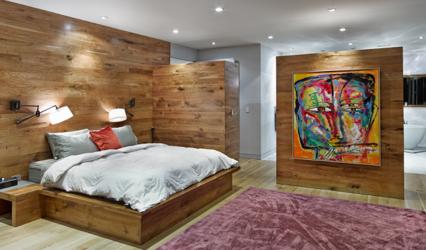 Dinding kamar dengan panel kayu alami